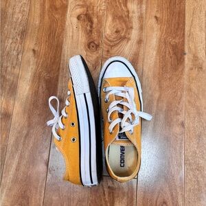 Low top yellow Converse